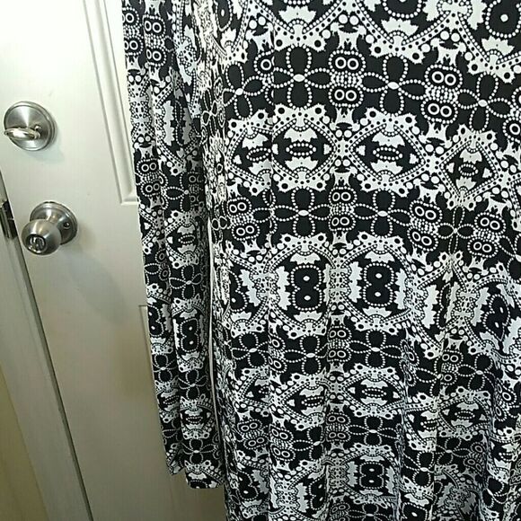 Three Seasons black and white maternity dress - Picture 4 of 7